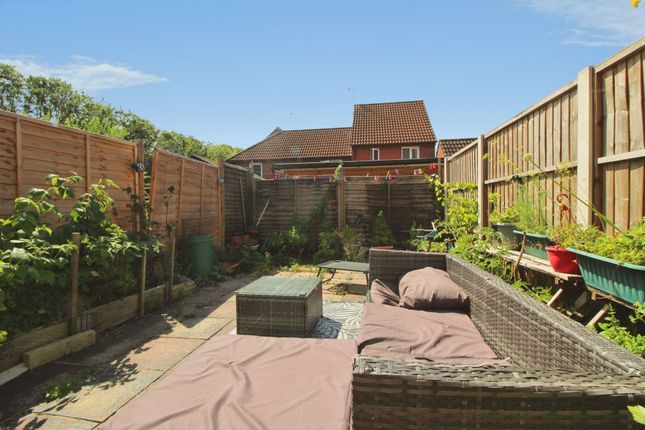 10 Pioneer Close, Swindon photo 4