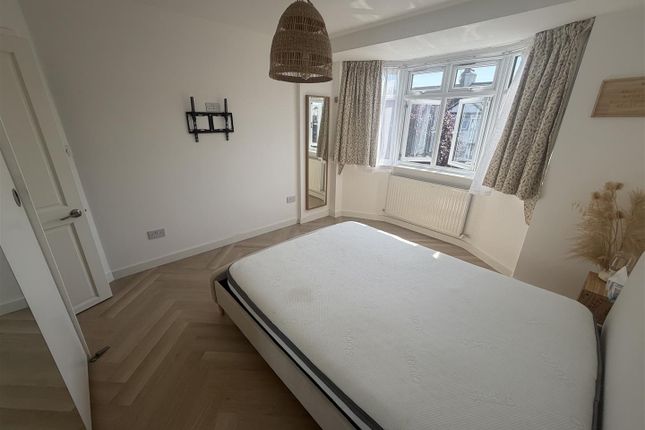 7, Bromley Road, edmonton photo 4