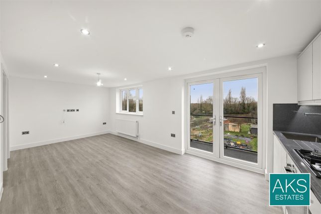 11a, Flat 2, Panhard Place, Southall photo 2
