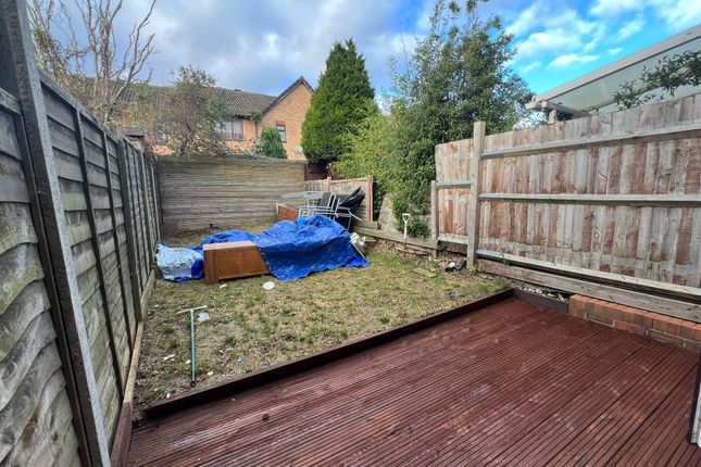 31, Gorse Meade, Slough photo 3