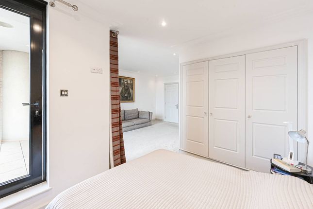 Studio flat on Point West, South Kensington, £425,000