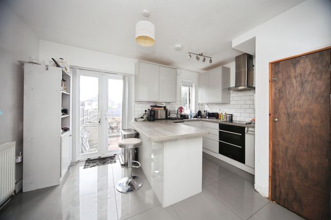 82, Third Avenue, Luton photo 4