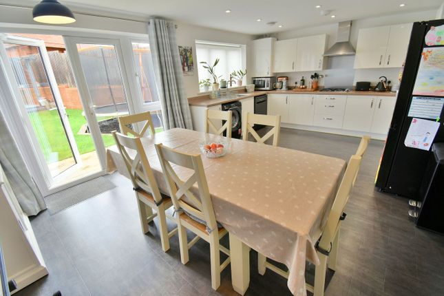 Horseshoe Crescent, Ferndown photo 4