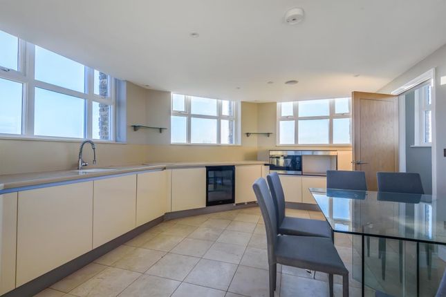 Flat to rent in Barnet, London