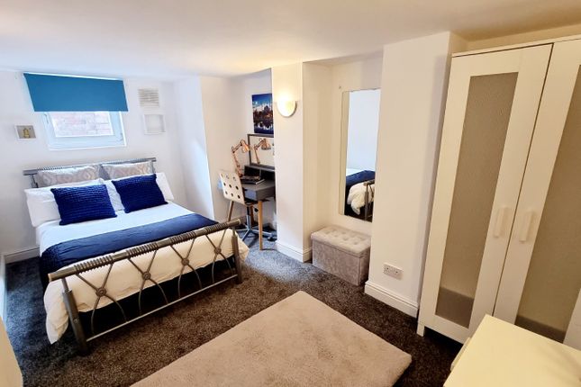 Burchett Place, Leeds photo 5