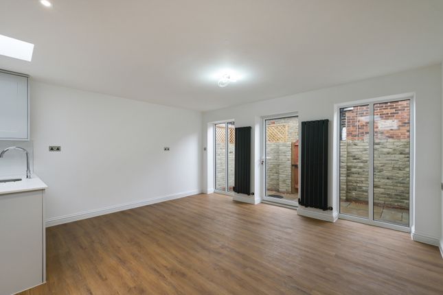 Flat B, 21a,, Leopold Road, London photo 3