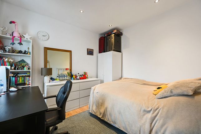 Flat for sale in Highlands Avenue, London