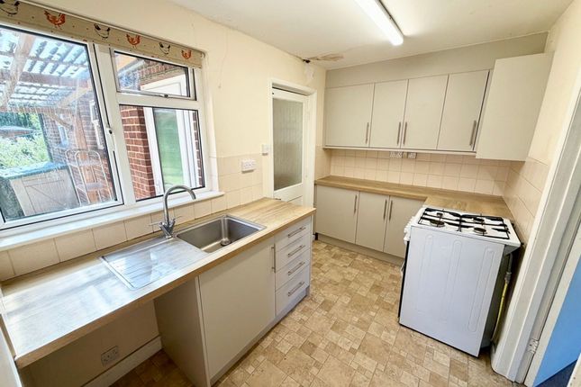 2 Dianmer Close, Swindon photo 4