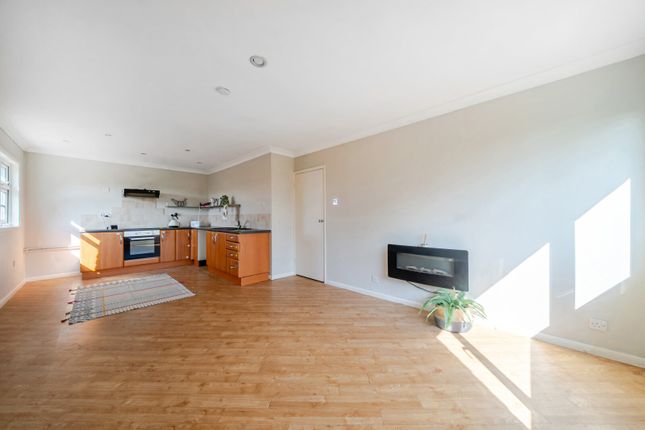 24, Fairlawns, Addlestone photo 2