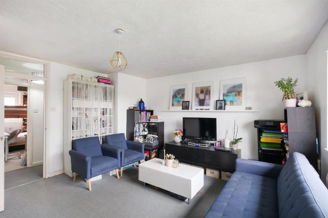 Thumbnail Flat for sale in Granville Square, London