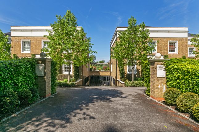 Thumbnail Flat for sale in Connaught Square, Winchester