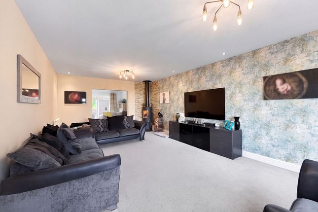 Hollybush Bungalow Corbetts Lane, Caerphilly photo 4