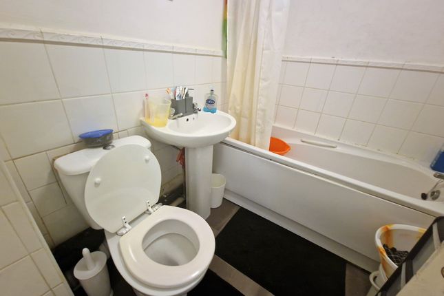 Flat for sale in Adeliza Close, Barking