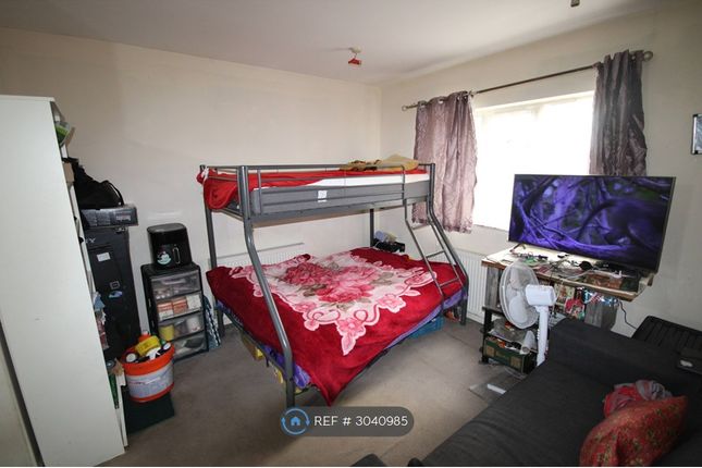 Flat, Woodside Avenue, Wembley photo 3