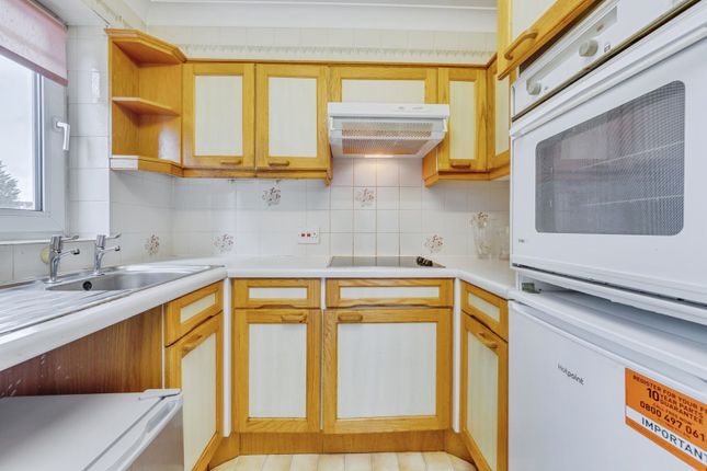 15, Roslan Court, Horley photo 3