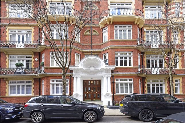 Flat to rent in Washington House, Basil Street, Knightsbridge, London