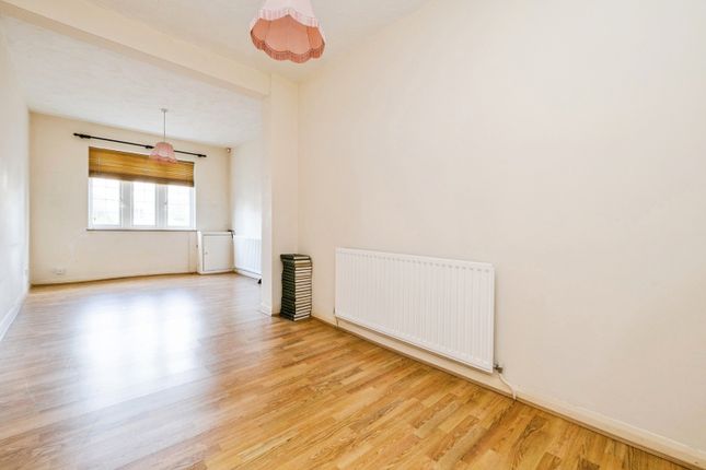 78, Mulberry Way, London photo 3