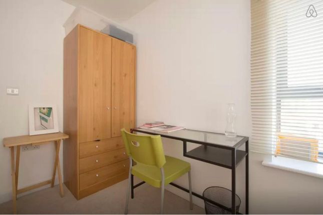 Flat to rent in Lyme Grove, London
