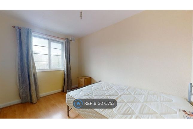 Flat, Wendover Court Western Avenue, London photo 4