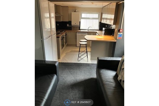 Fully Fitted Kitchen &amp; Breakfast Bar