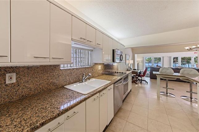 Property for sale in 936 N Northlake Dr, Hollywood, Florida, 33019, United States Of America