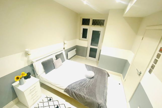 Room to rent in Callander Road, London