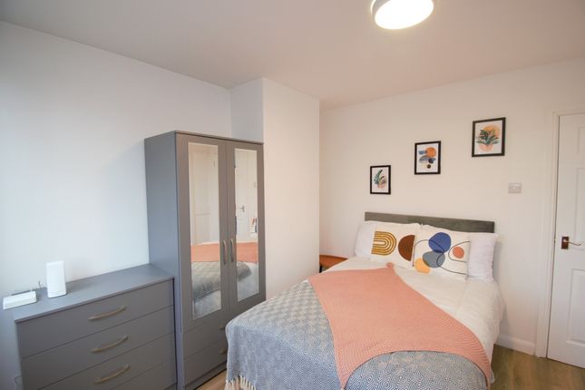 Thumbnail Room to rent in Holliday Square, London