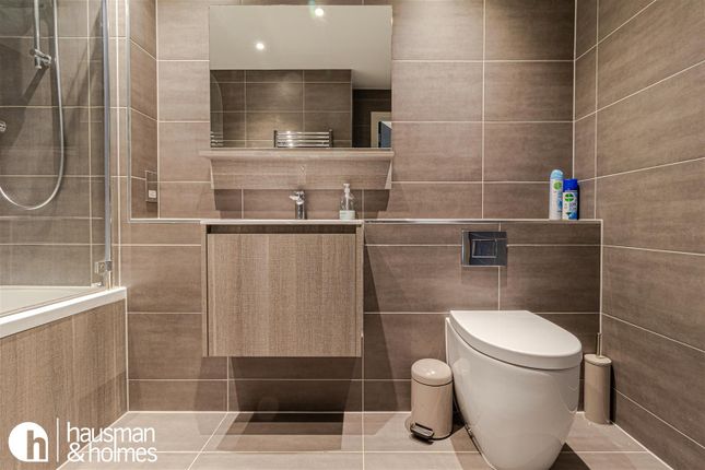 Flat for sale in Coleman Court, London