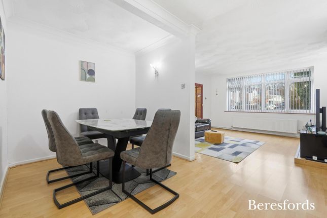 2, Shaw Crescent, Brentwood photo 3
