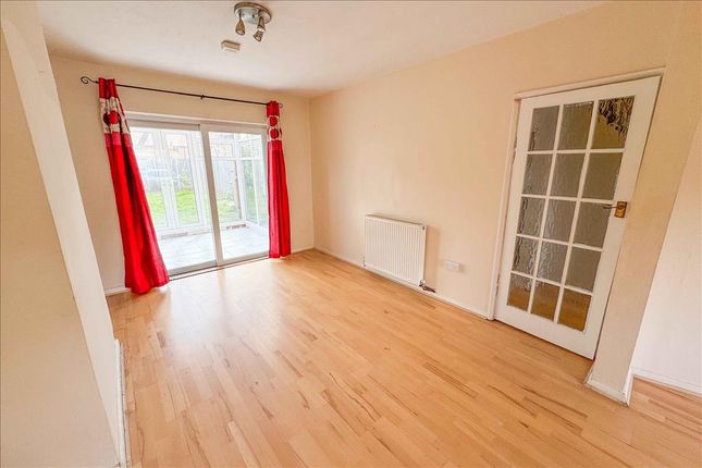47, Grove Crescent, Hanworth photo 4