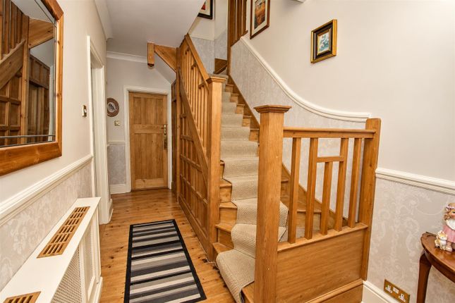 31, The Manor Way, Wallington photo 4