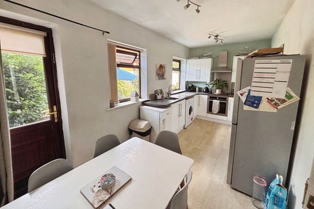 2, Torkington Avenue, Swinton photo 4