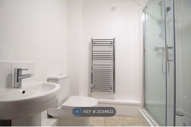 Flat to rent in Homewillow Close, London
