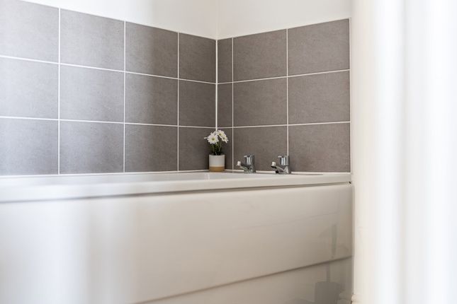3,Flat 6, Castle Drive, Margate photo 3
