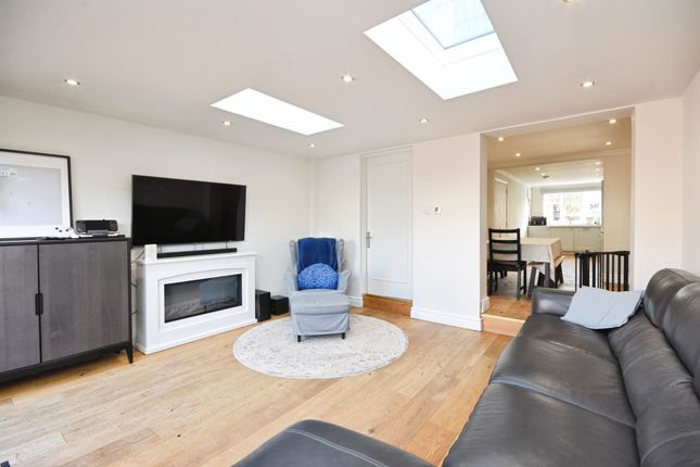 5, Pearcy Close, Romford photo 4