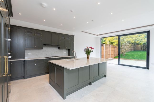 18, Heath Ridge Green, Cobham photo 2