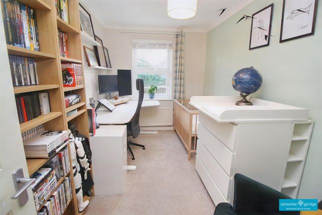 Flat for sale in Bowling Green Lane, Purley On Thames, Reading