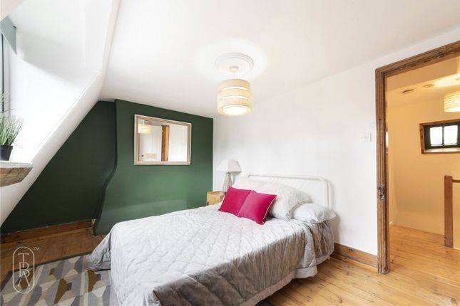Terraced house to rent in New Road, London