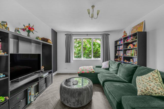 32, Weybrook Drive, Guildford photo 3