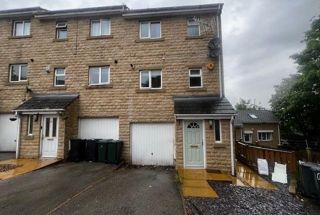 Thumbnail Town house to rent in Platt Court, Off Vicarage Road, Shipley