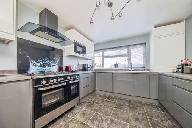 22, Ravensdale, CLACTON-ON-SEA photo 4