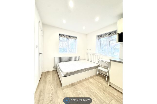 Beaulieu Drive, Pinner photo 2