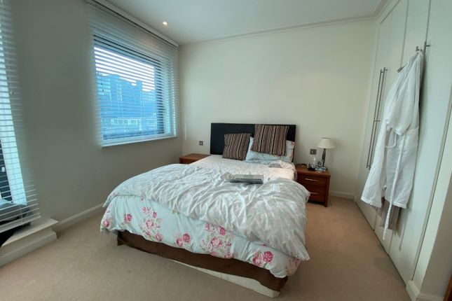 Flat for sale in Discovery Dock East, Isle Of Dogs