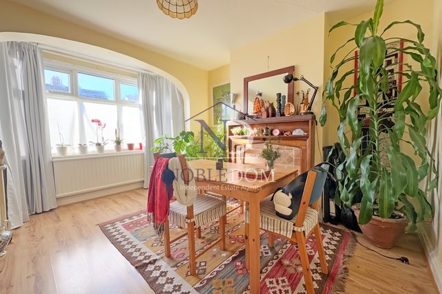 35 Amhurst Gardens, Isleworth photo 5
