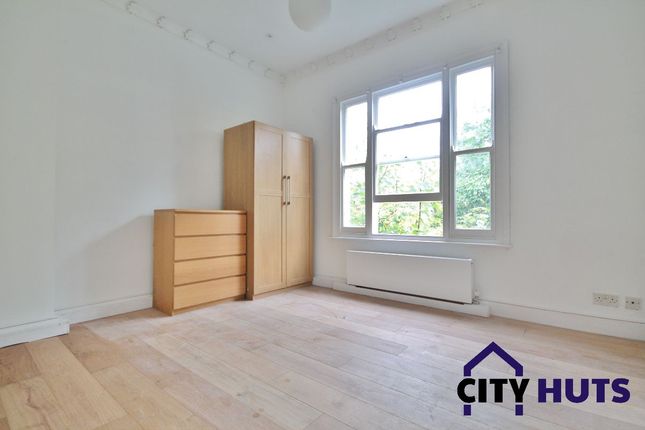 Flat to rent in Middleton Grove, London