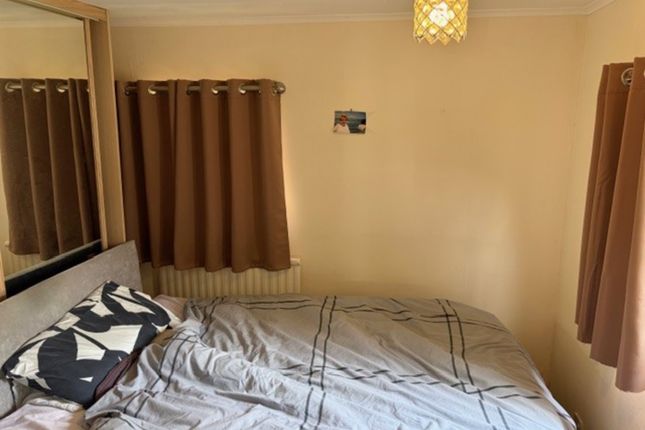 30 Rose Park, ADDLESTONE photo 4