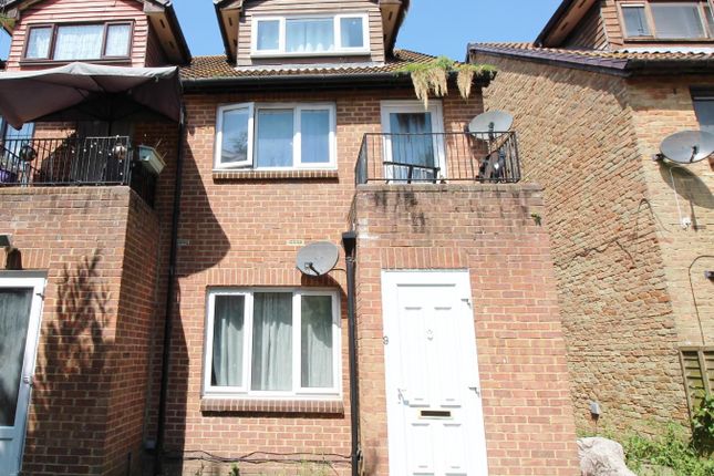 Thumbnail Maisonette to rent in Wallace Close, London