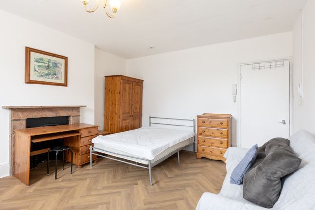 Flat 21, 7 De Vere Gardens, London photo 4