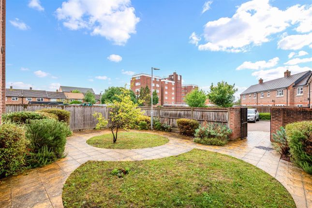 Field Oaks Way (13).Jpg