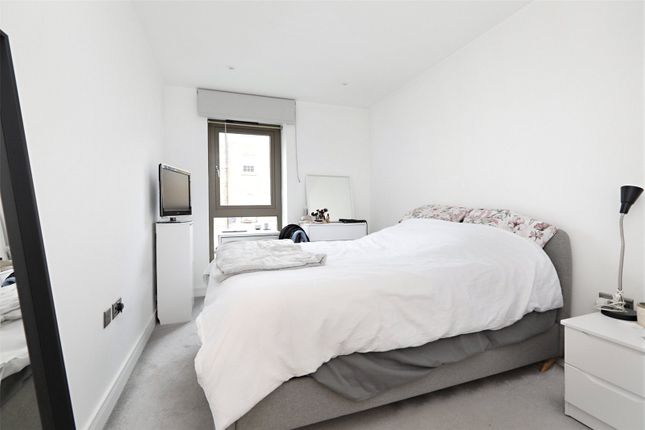 Flat to rent in Compass Apartments, Rotherhithe Street, London